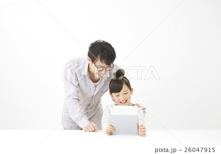 父娘 タブレット 白バック 父娘 タブレット 白バック 26047915