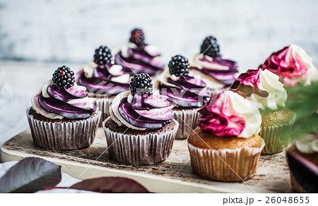 berry cupcakes berry cupcakes 26048655