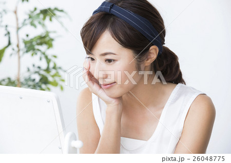 若い女性 若い女性 26048775