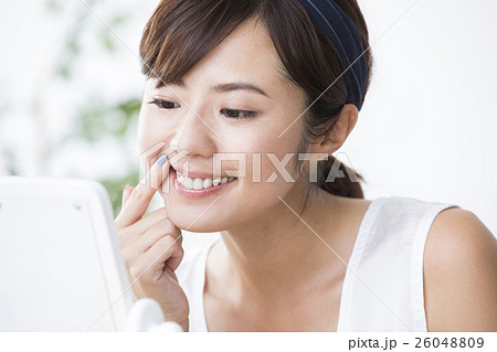 若い女性 若い女性 26048809
