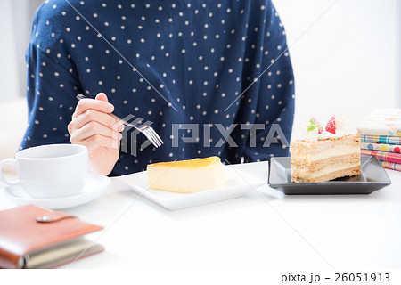 ケーキ　女性 26051913