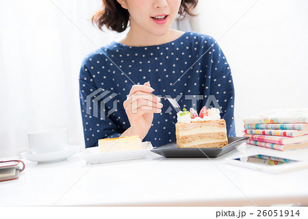 ケーキ　女性 26051914