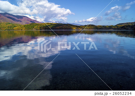 信州　大町市仁科三湖の一つ秋の青木湖と雲 26052234