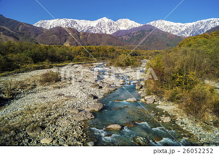 信州 白馬村の秋 白馬大橋からみる冠雪しはじめた白馬三山の写真素材