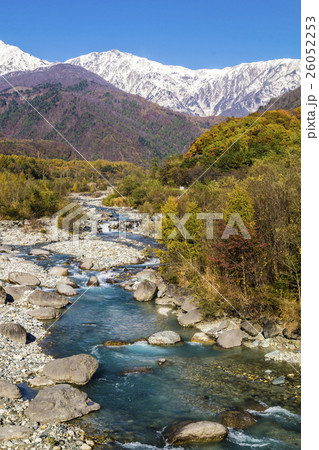 信州 白馬村の秋 白馬大橋からみる冠雪しはじめた白馬三山の写真素材