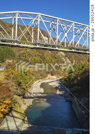信州　白馬村の秋　姫川第二ダム付近を通る鉄橋 26052419