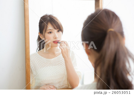 若い女性のメイクシーン 若い女性のメイクシーン 26053051
