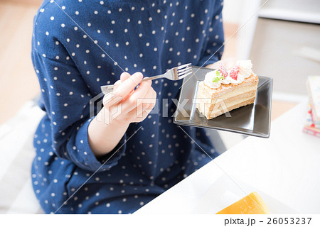 ケーキ　女性 26053237