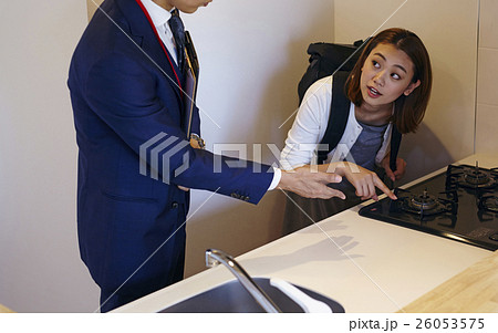 部屋探しをする女性 部屋探しをする女性 26053575