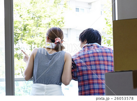 引越 休憩する男女 引越 休憩する男女 26053578