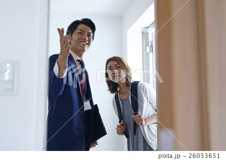 部屋探しをする女性 26053651