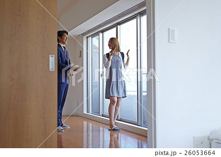 部屋探しをする女性 26053664