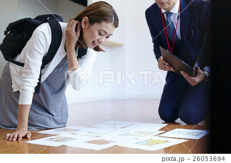 部屋探しをする女性 26053694