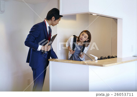 部屋探しをする女性 26053711
