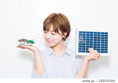 比較する女性 26054584