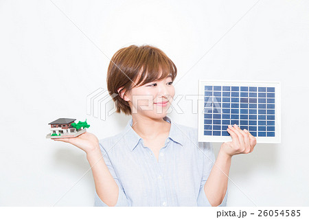 比較する女性 比較する女性 26054585