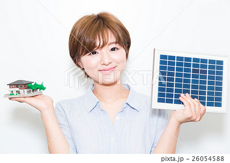 比較する女性 比較する女性 26054588