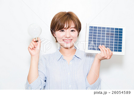 比較する女性 比較する女性 26054589