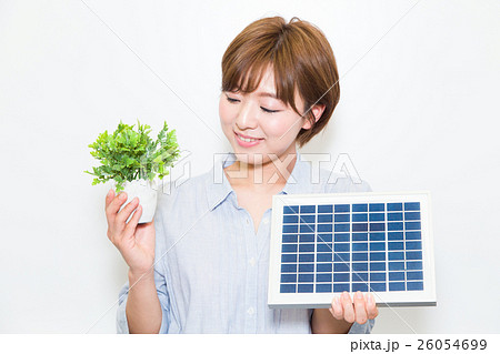 電気について考える女性 26054699