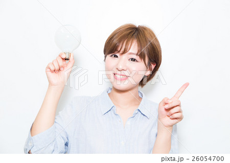 電気について考える女性 電気について考える女性 26054700