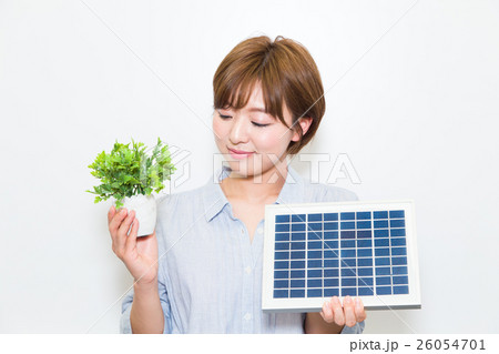 電気について考える女性 電気について考える女性 26054701