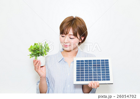 電気について考える女性 電気について考える女性 26054702
