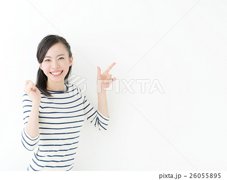 指差す若い女性 26055895