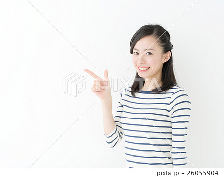 指差す若い女性 指差す若い女性 26055904