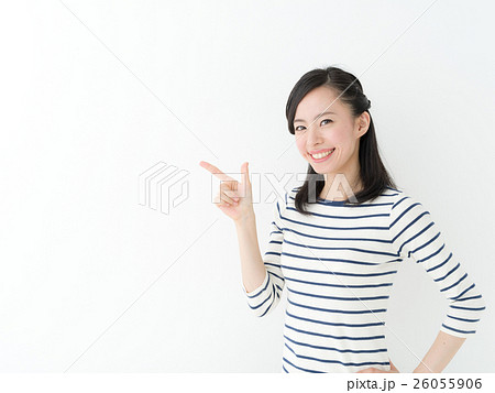 指差す若い女性 26055906