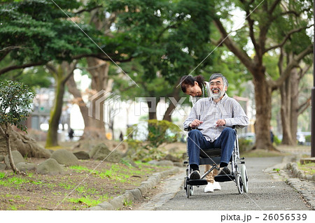 介護　車椅子　散歩 26056539