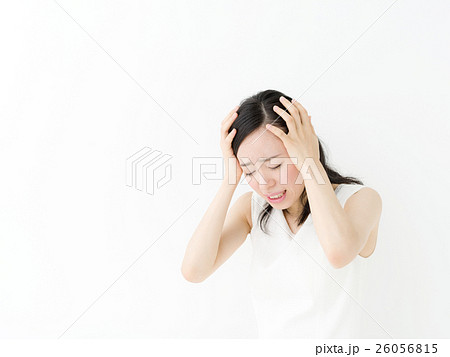 頭を抱える女性 頭を抱える女性 26056815