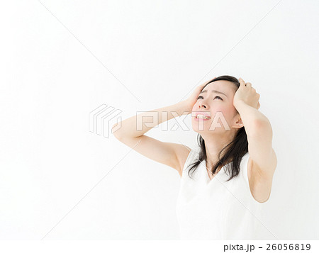 頭を抱える女性 26056819