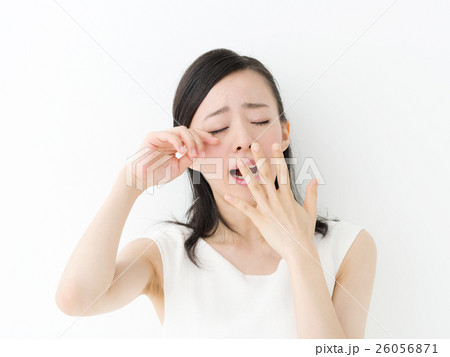 眠い若い女性 26056871