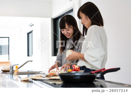 料理イメージ：玉ねぎを切る10代の若い女性 26057314