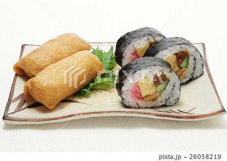 太巻きと稲荷寿司 26058219