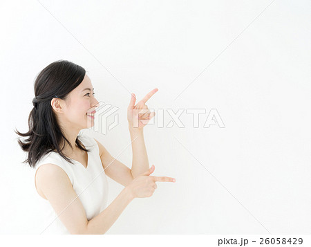 指差す女性 指差す女性 26058429