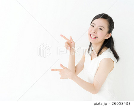 指差す女性 26058433
