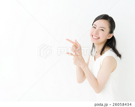指差す女性 指差す女性 26058434