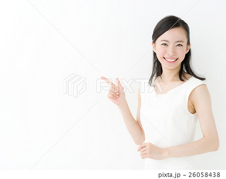 指差す女性 26058438