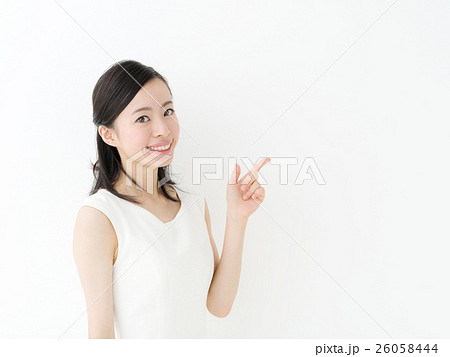 指差す女性 指差す女性 26058444