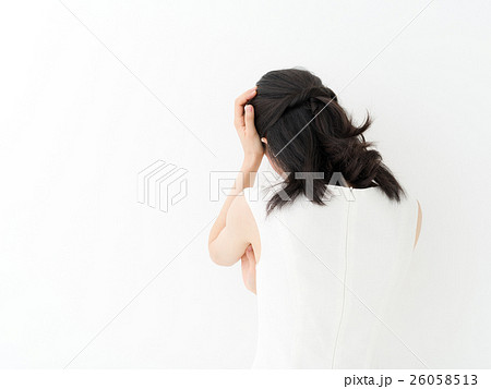 頭を抱える若い女性の写真素材