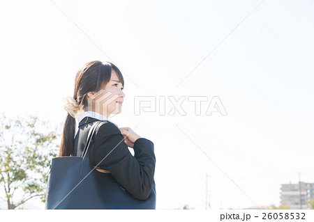 ビジネス女性 屋外 26058532