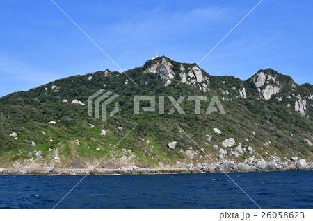 沖ノ島の磯と灯台 沖ノ島の磯と灯台 26058623