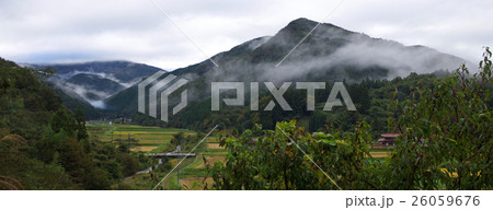 田園風景　秋　朝霧　 26059676