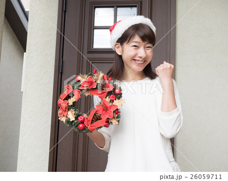 クリスマスリースを持つ女性 26059711