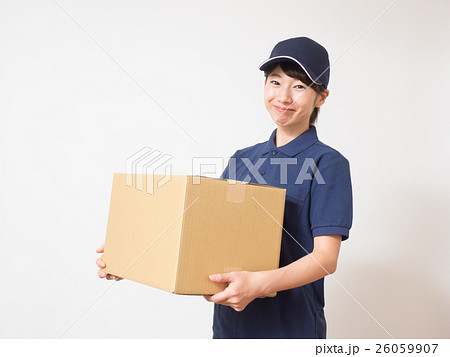 段ボール箱を持つ女性の写真素材