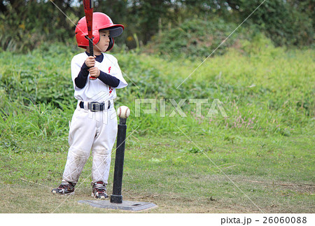 バッティング練習している男の子 26060088