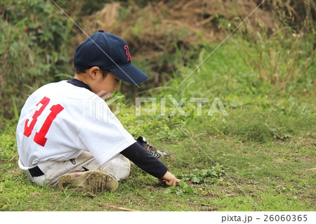 土いじりしている野球少年 土いじりしている野球少年 26060365