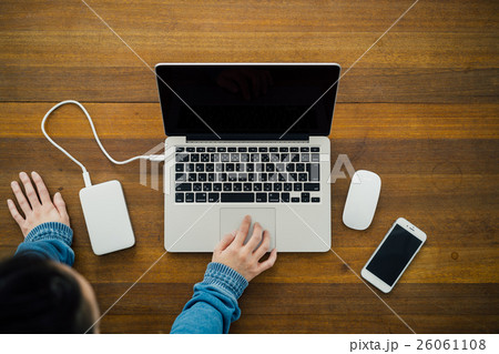 ノートパソコンを使う人・真俯瞰 26061108