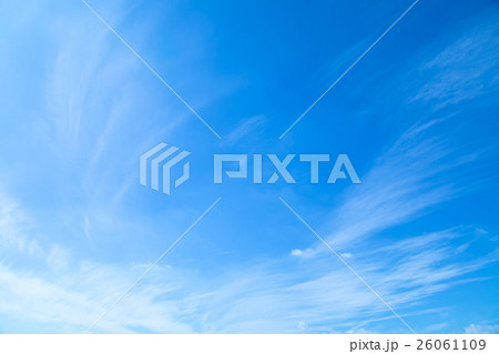 10月の空　雲　筋雲　積雲　巻雲　青い空　秋の空　晩夏の空　背景用素材　クラウド　青空　合成用背景 26061109